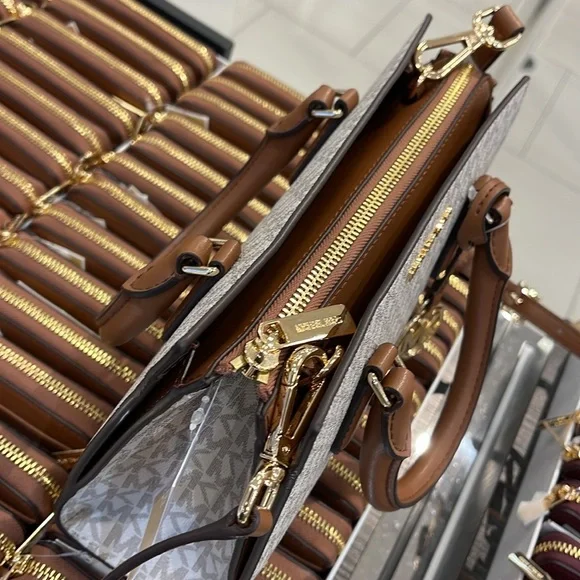 Michael Kors Small Sheila Satchel Crossbody
Vanilla
NWT - Picture 4 of 16